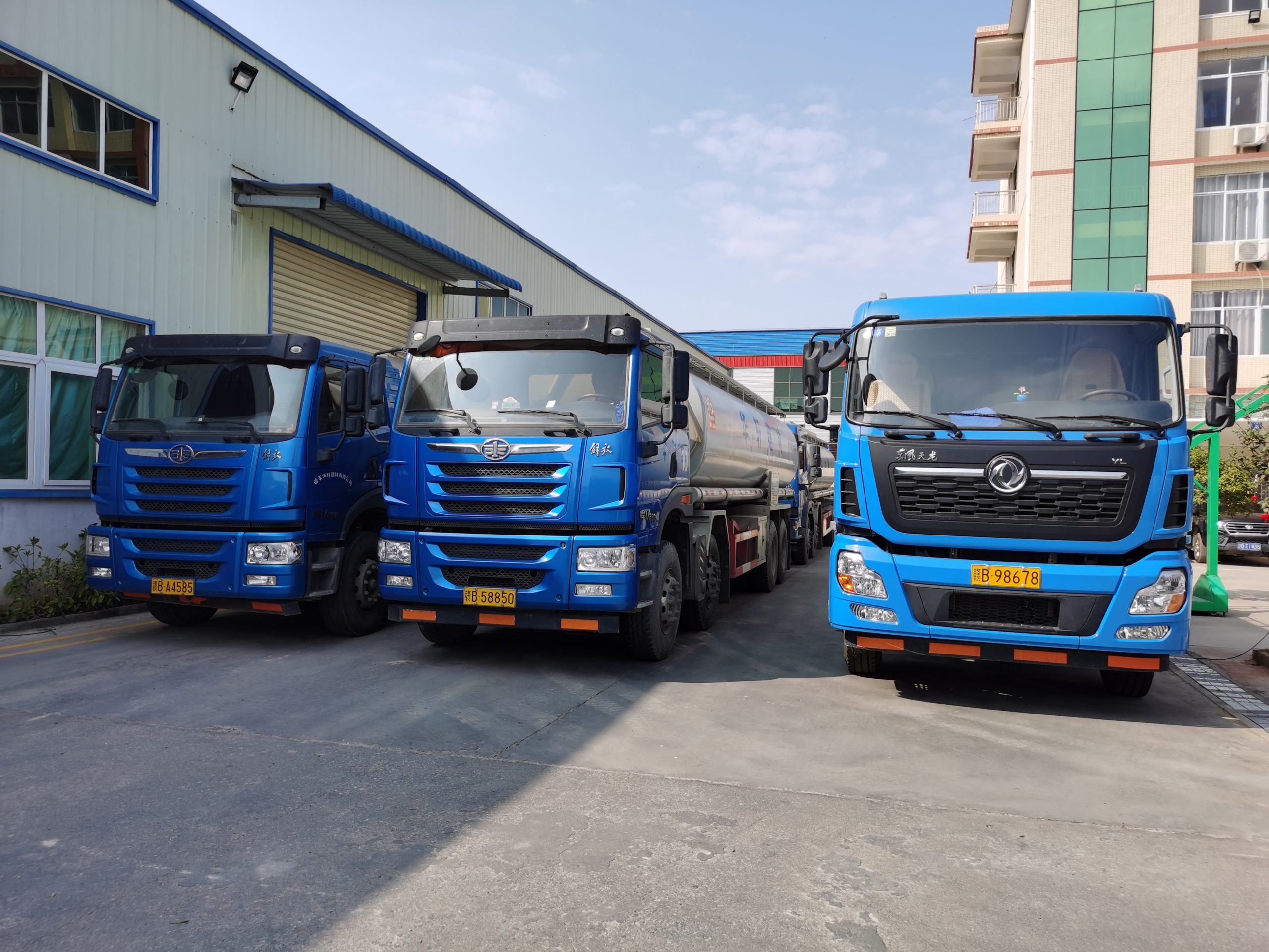 華軒建材公司新引進(jìn)多臺(tái)現(xiàn)代化運(yùn)輸車(chē)